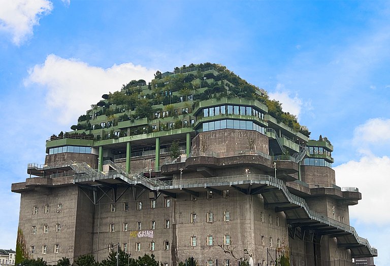 Begrünter Flakbunker in Hamburg © phase 10